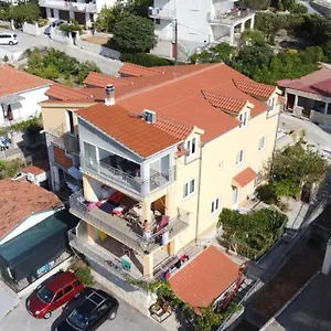 Mara , Seget Vranjica Kroatien